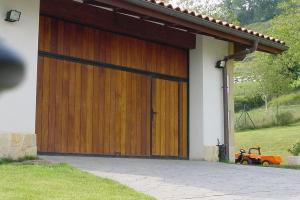 Puertas residenciales / Basculantes / Madera