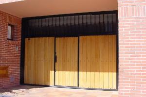 Puertas residenciales / Basculantes / Madera