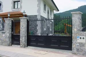 Puertas residenciales / Batientes de 1 o 2 hojas / Aluminio