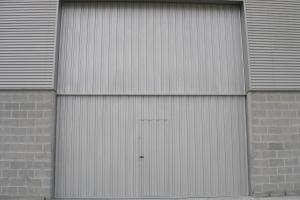 Puertas industriales / Apertura vertical contrapesadas / Chapa perfilada